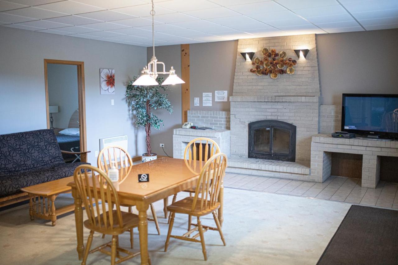 Motel Et Condo Chez Charley Sainte-Anne-de-Beaupré Eksteriør bilde