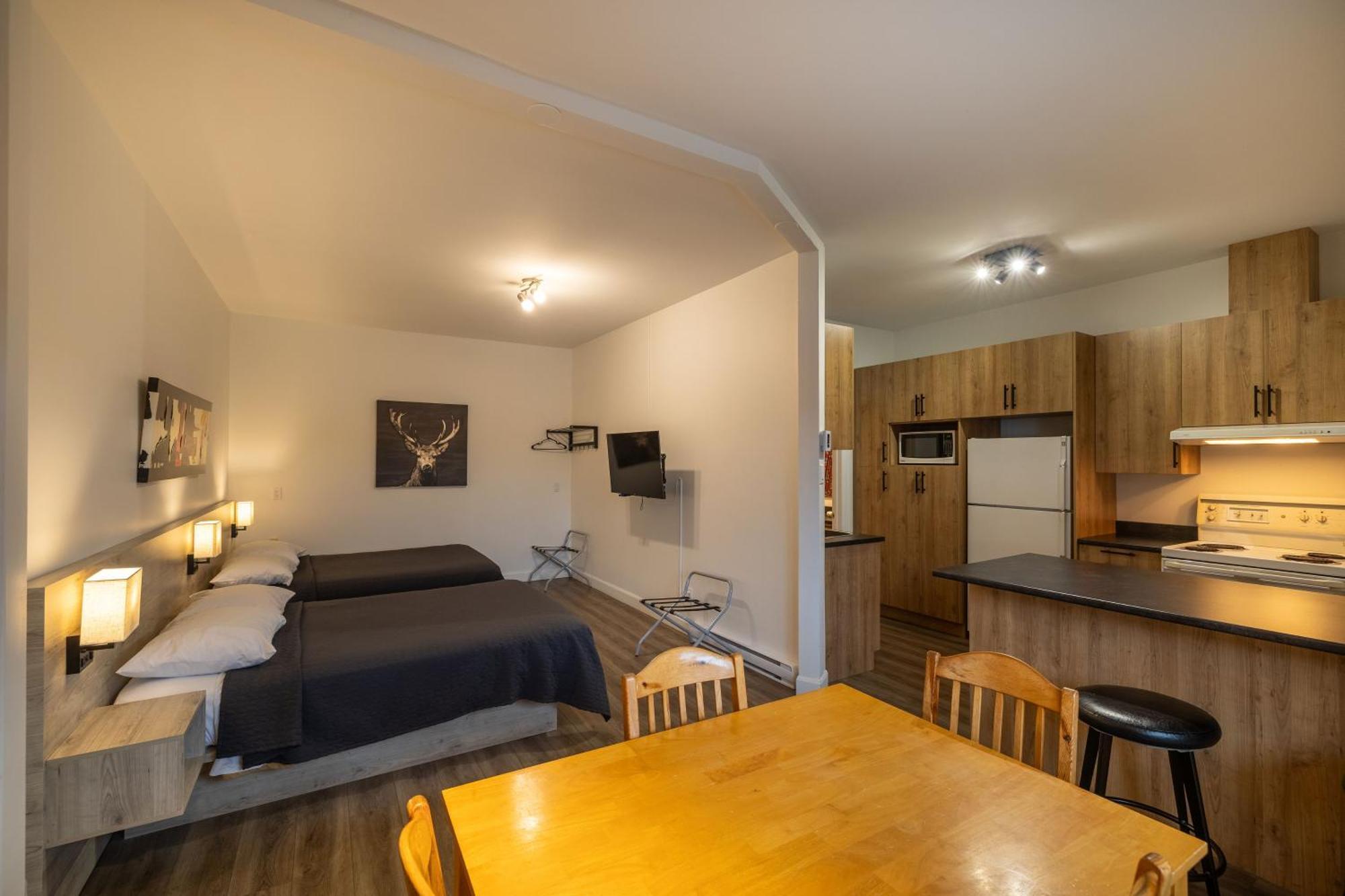 Motel Et Condo Chez Charley Sainte-Anne-de-Beaupré Eksteriør bilde