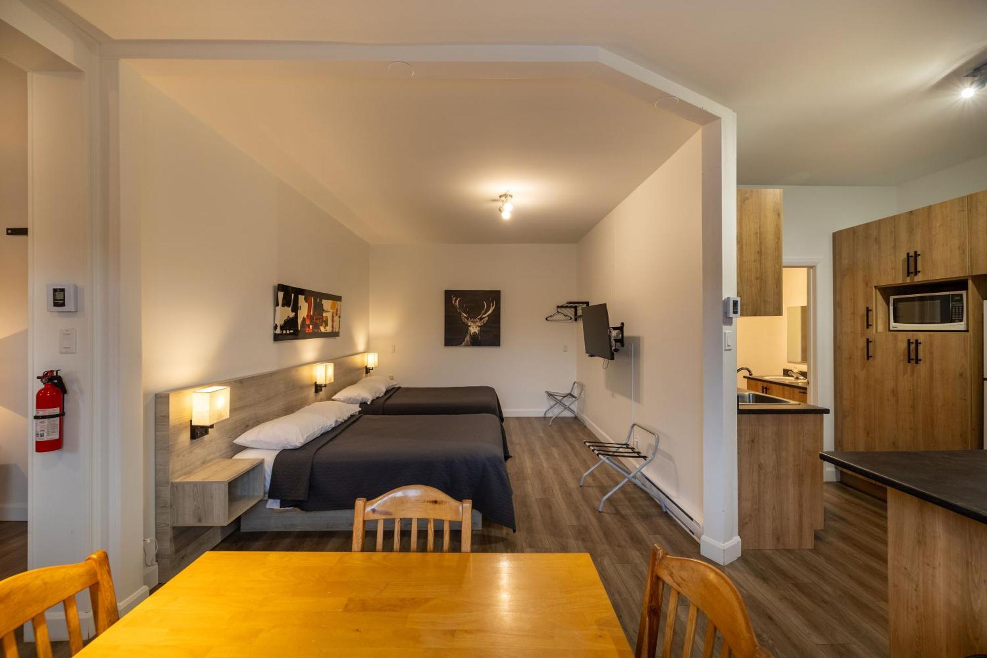 Motel Et Condo Chez Charley Sainte-Anne-de-Beaupré Eksteriør bilde