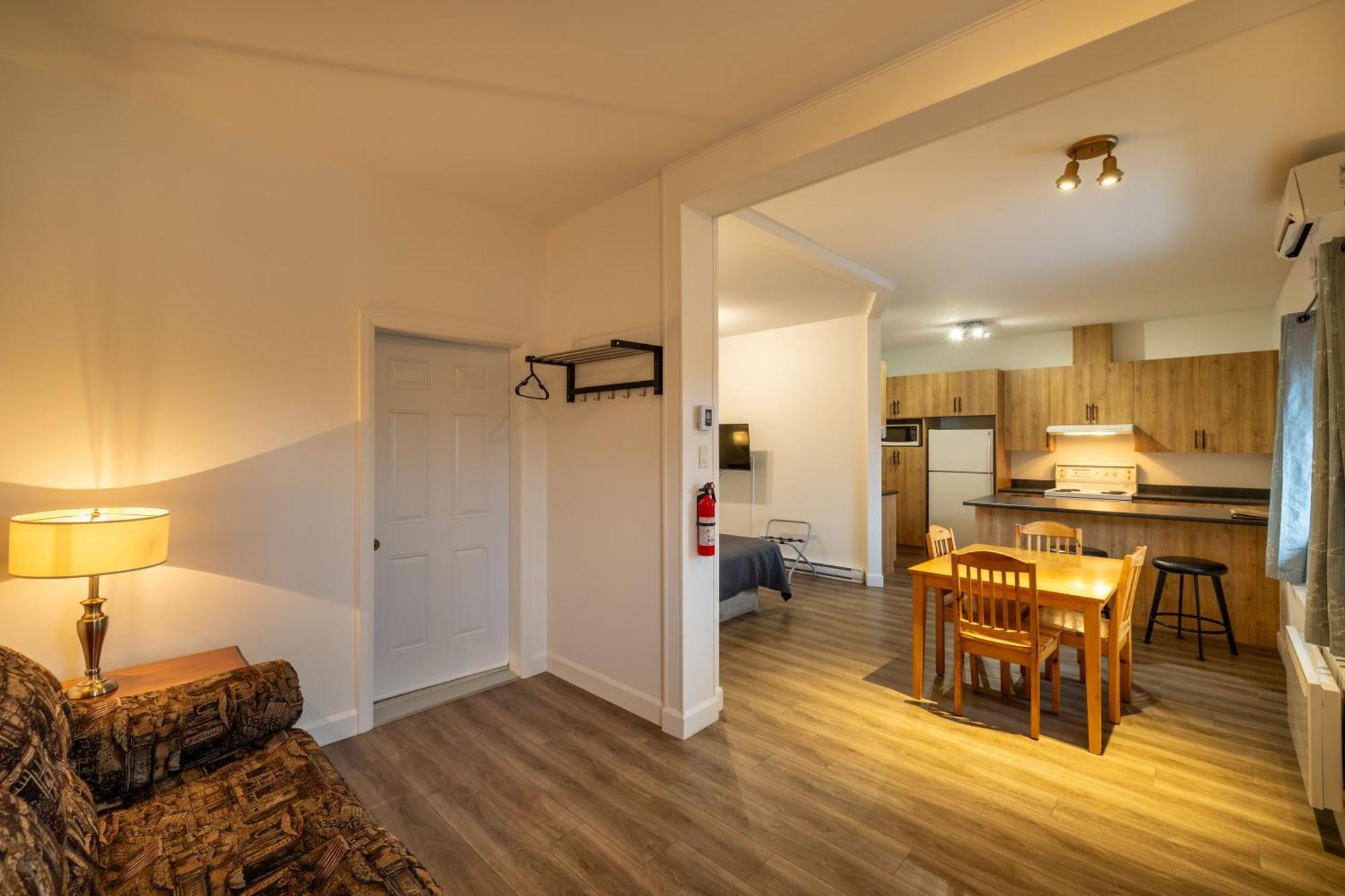 Motel Et Condo Chez Charley Sainte-Anne-de-Beaupré Eksteriør bilde