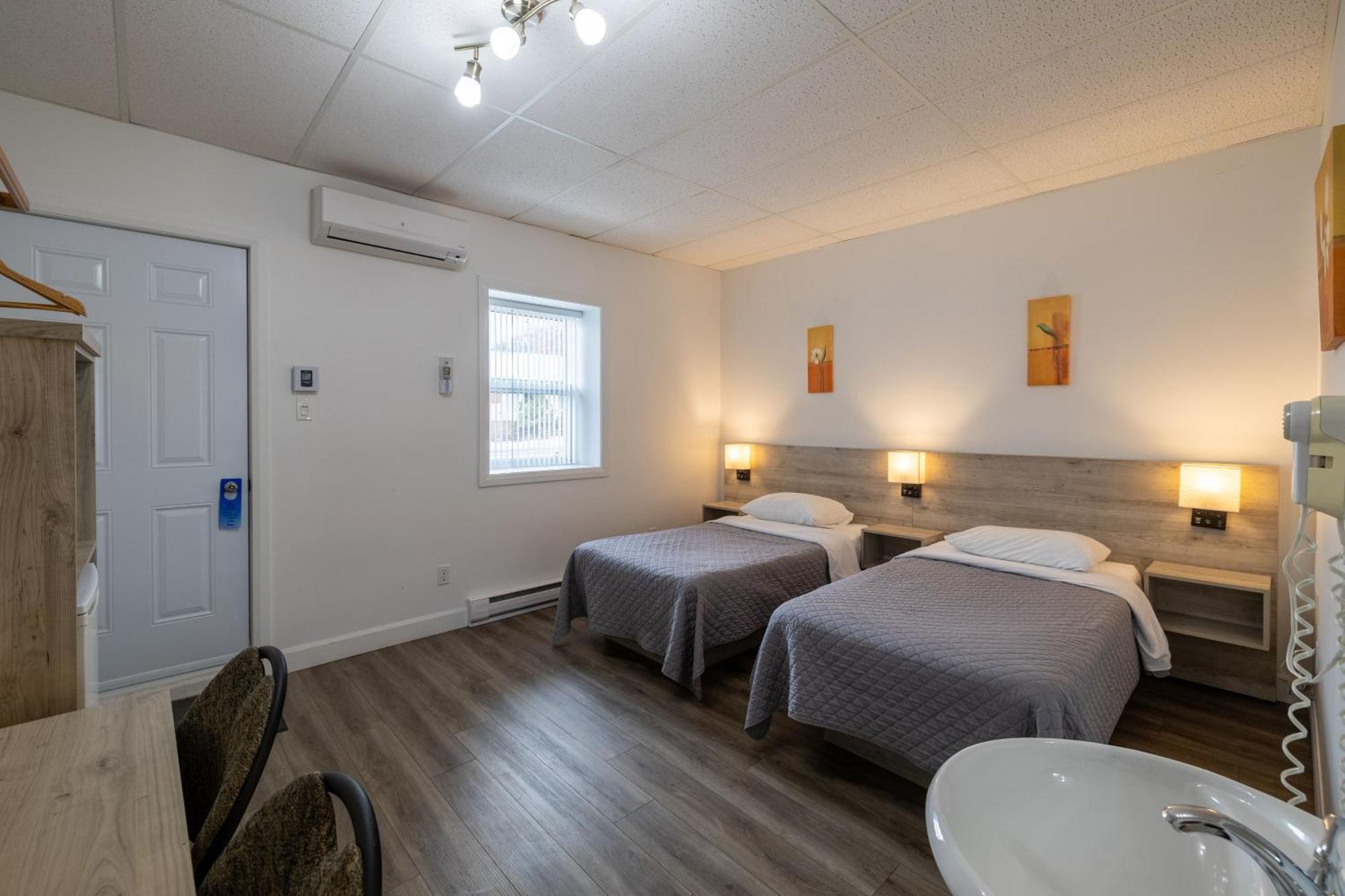 Motel Et Condo Chez Charley Sainte-Anne-de-Beaupré Eksteriør bilde