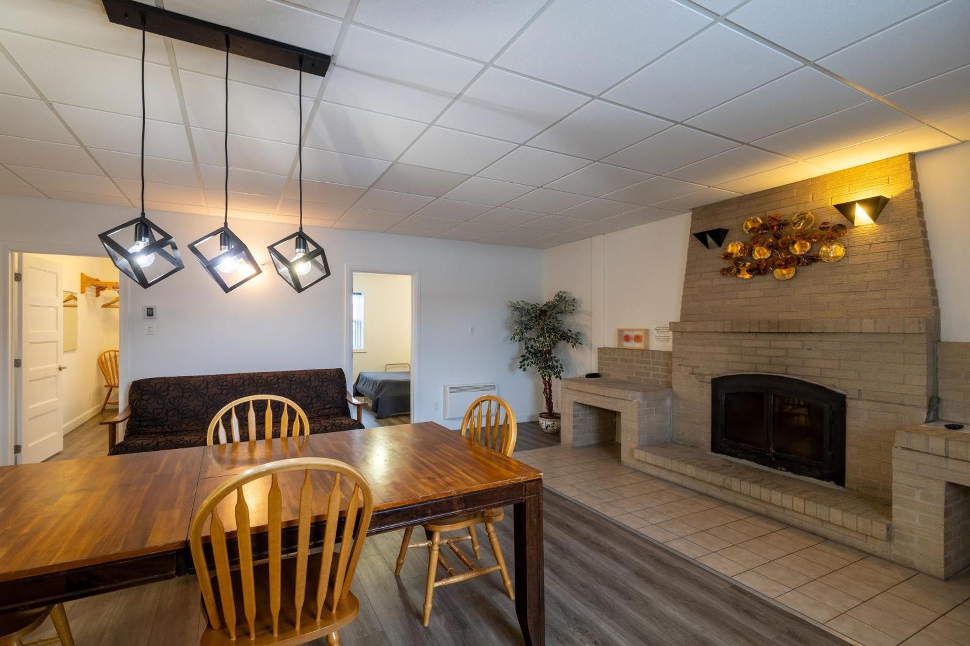 Motel Et Condo Chez Charley Sainte-Anne-de-Beaupré Eksteriør bilde