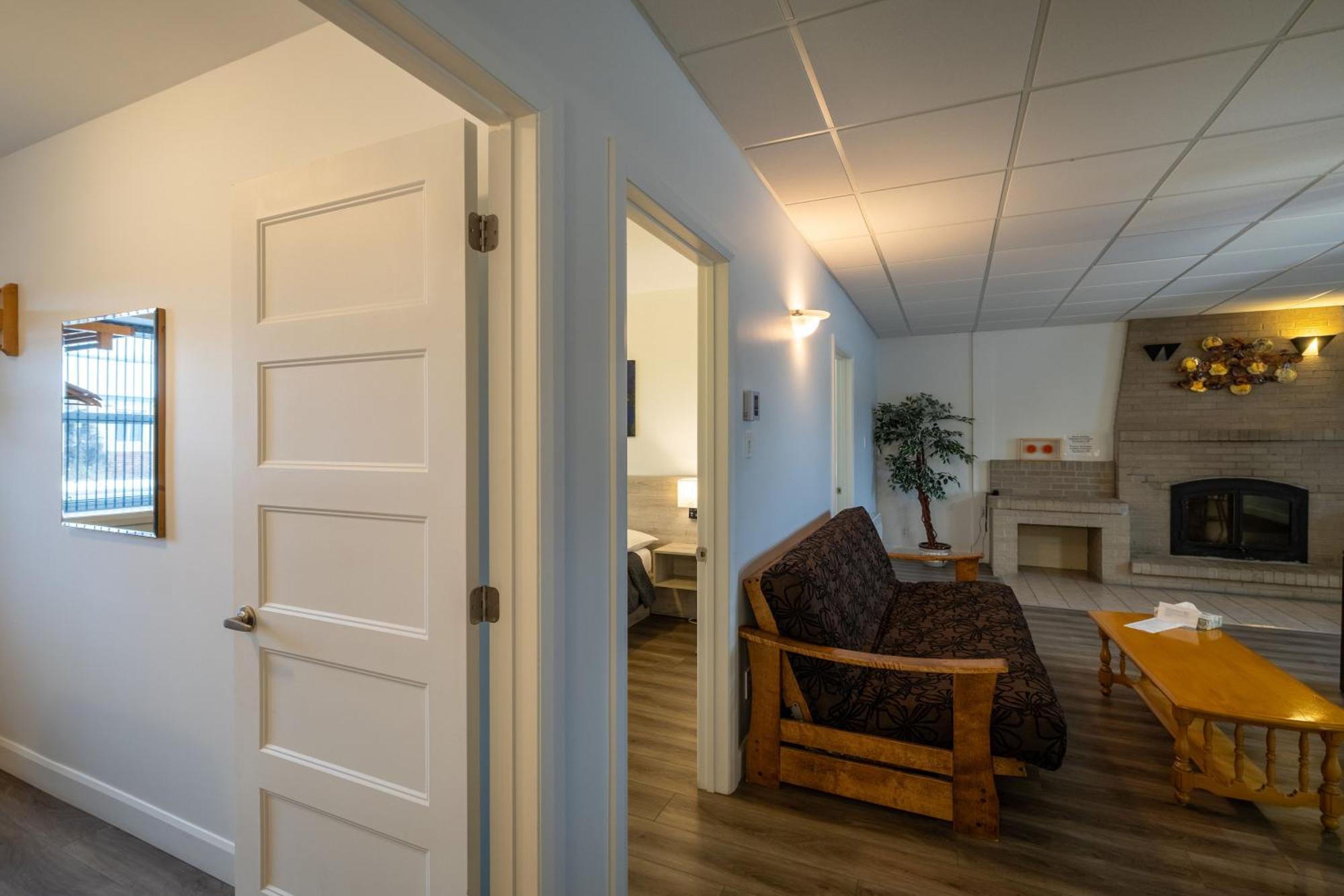 Motel Et Condo Chez Charley Sainte-Anne-de-Beaupré Eksteriør bilde