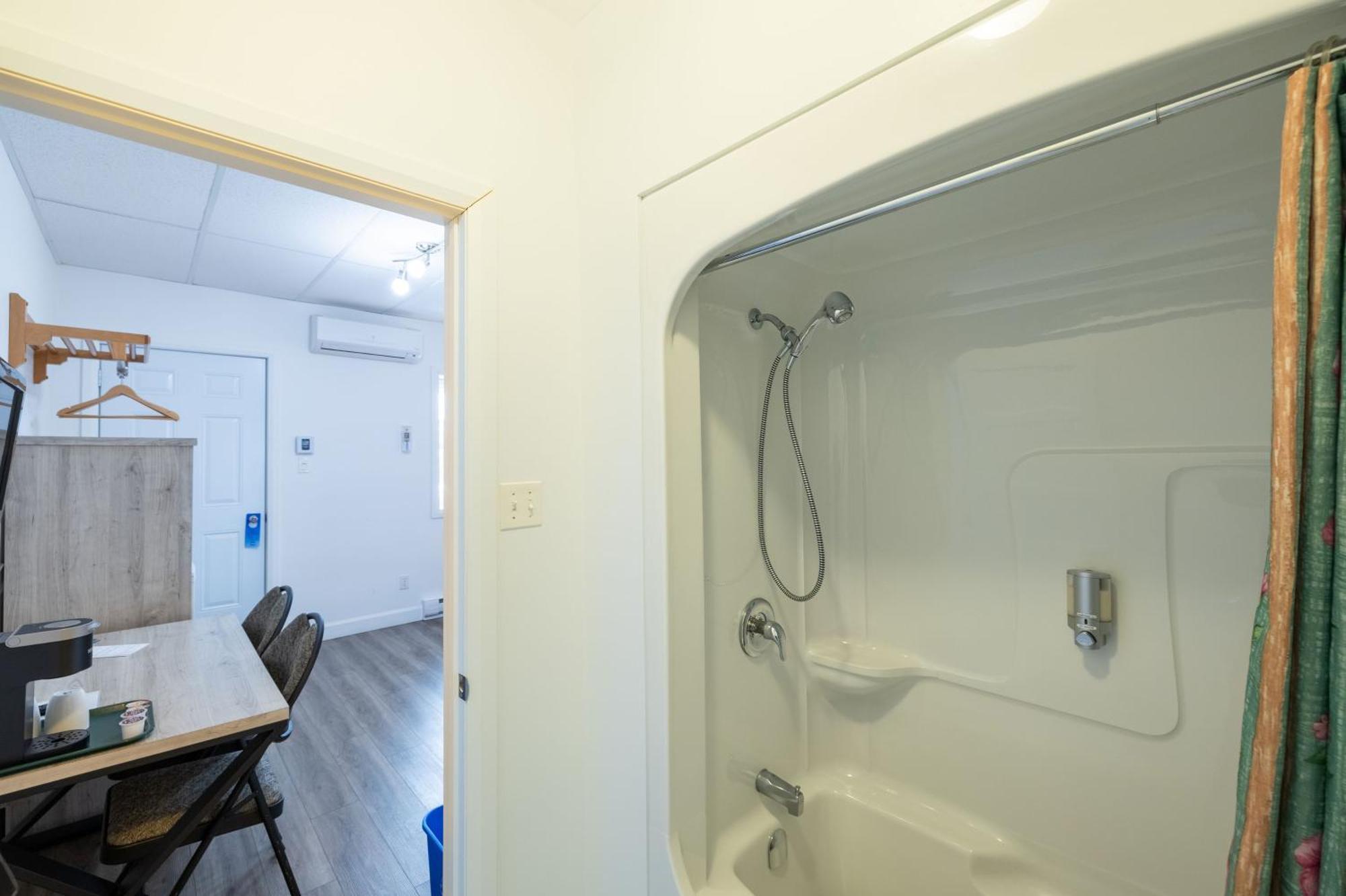 Motel Et Condo Chez Charley Sainte-Anne-de-Beaupré Eksteriør bilde