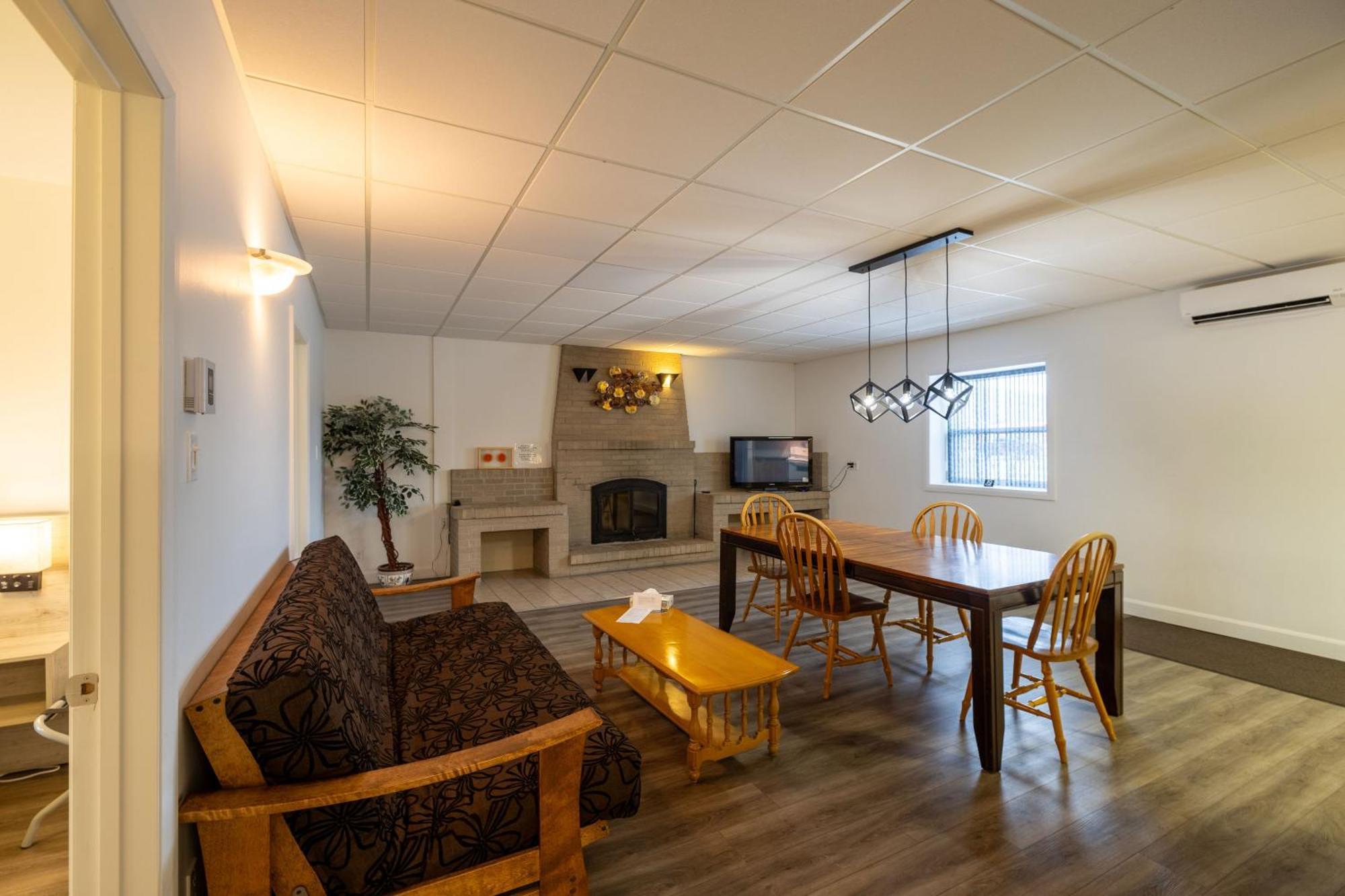 Motel Et Condo Chez Charley Sainte-Anne-de-Beaupré Eksteriør bilde
