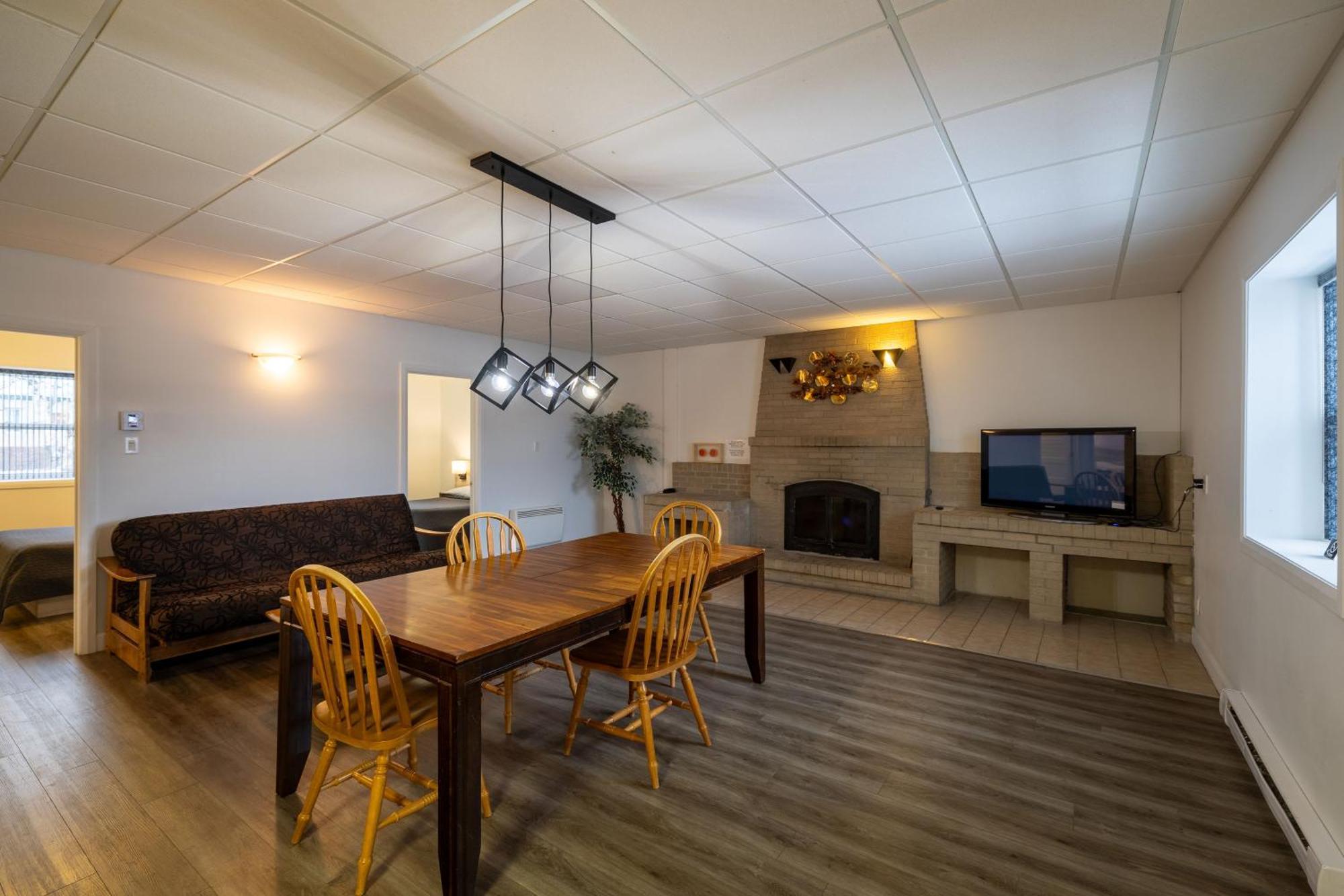 Motel Et Condo Chez Charley Sainte-Anne-de-Beaupré Eksteriør bilde