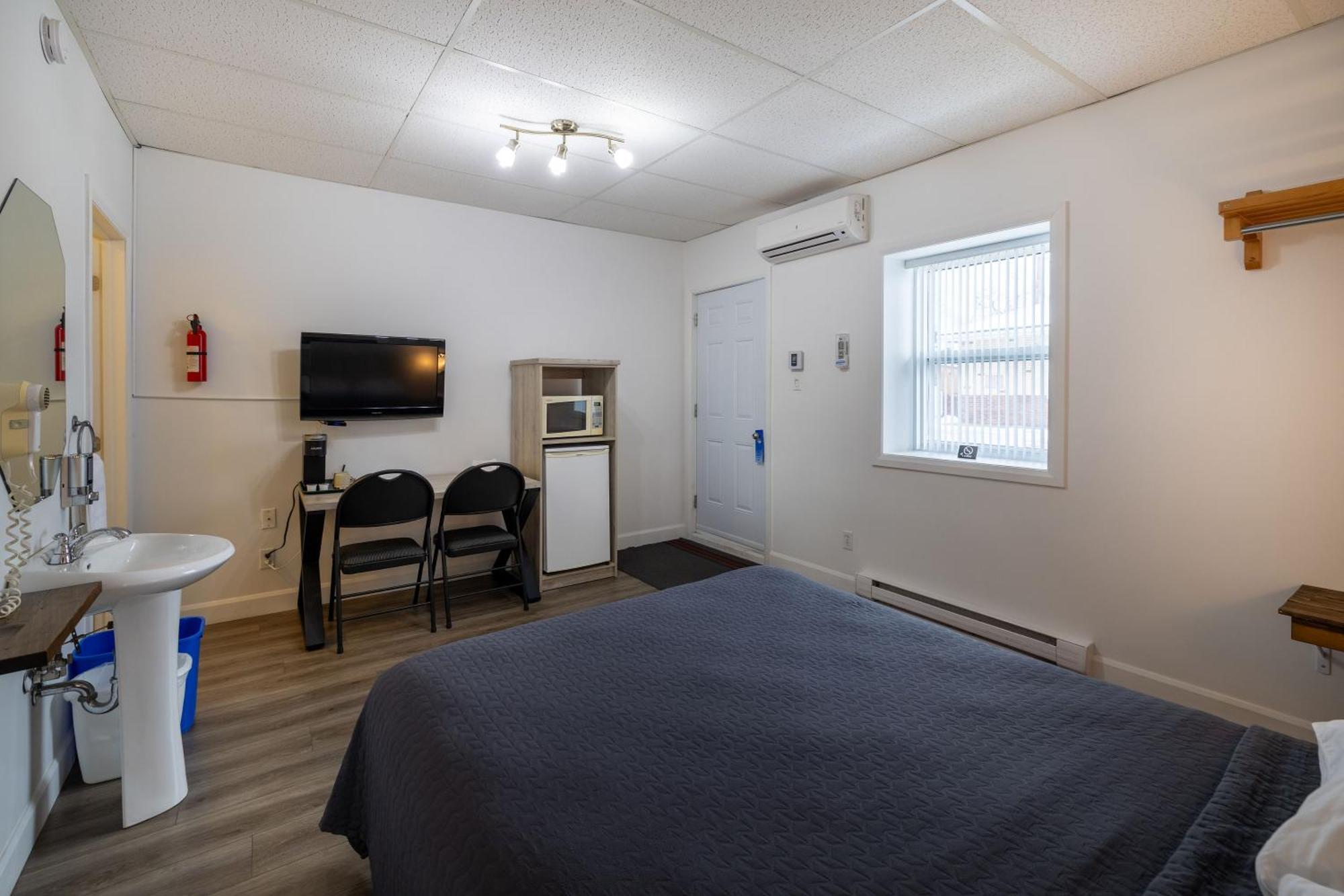 Motel Et Condo Chez Charley Sainte-Anne-de-Beaupré Eksteriør bilde